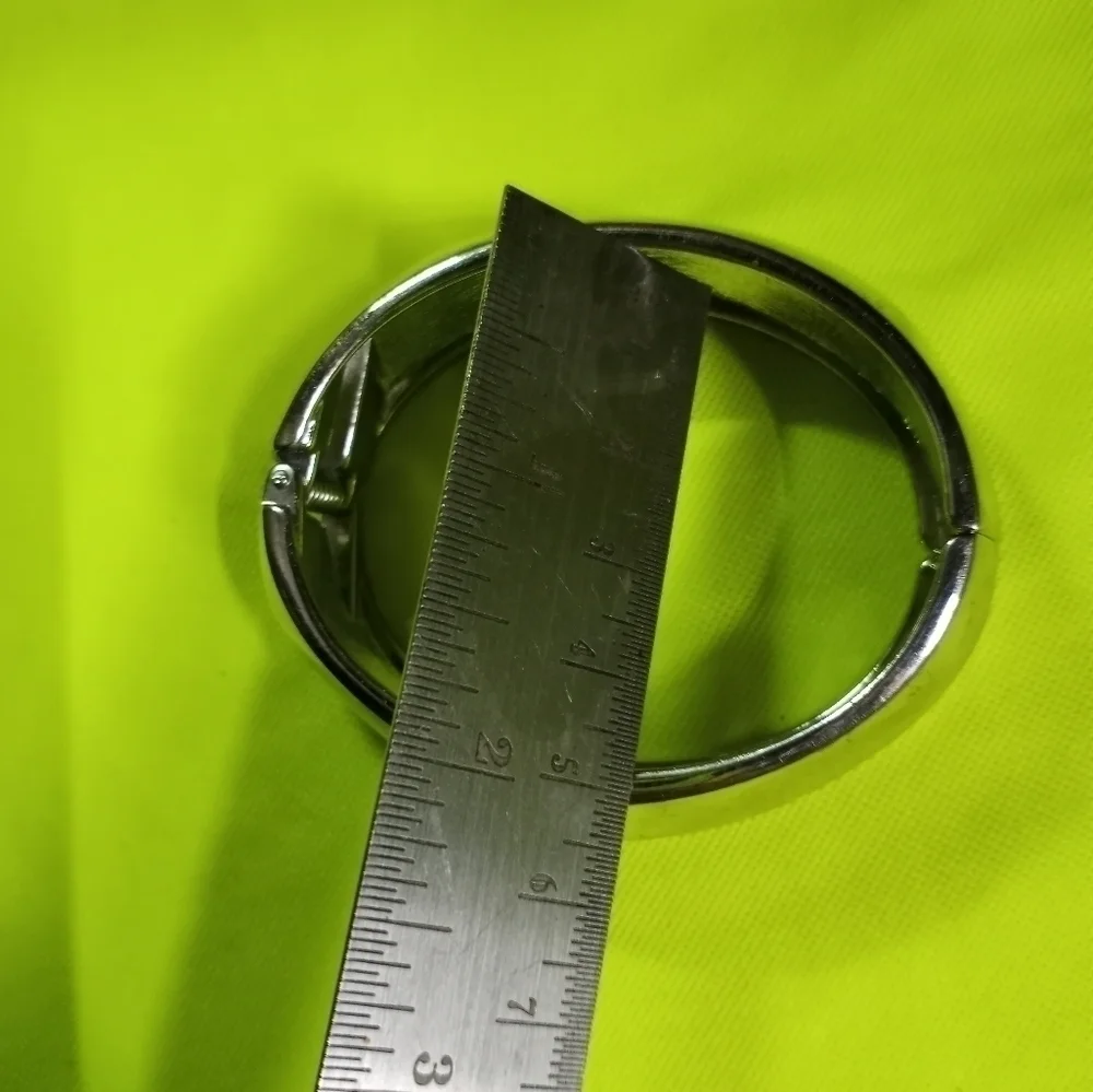 Silvertone smooth wavy hinged bracelet 2 x 2.5 i.d.